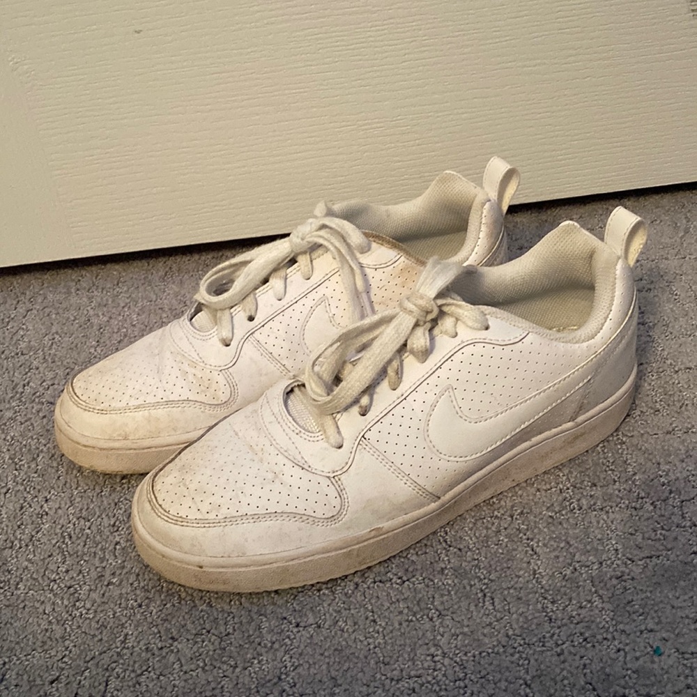 nike white air sneakers size 8 MENS